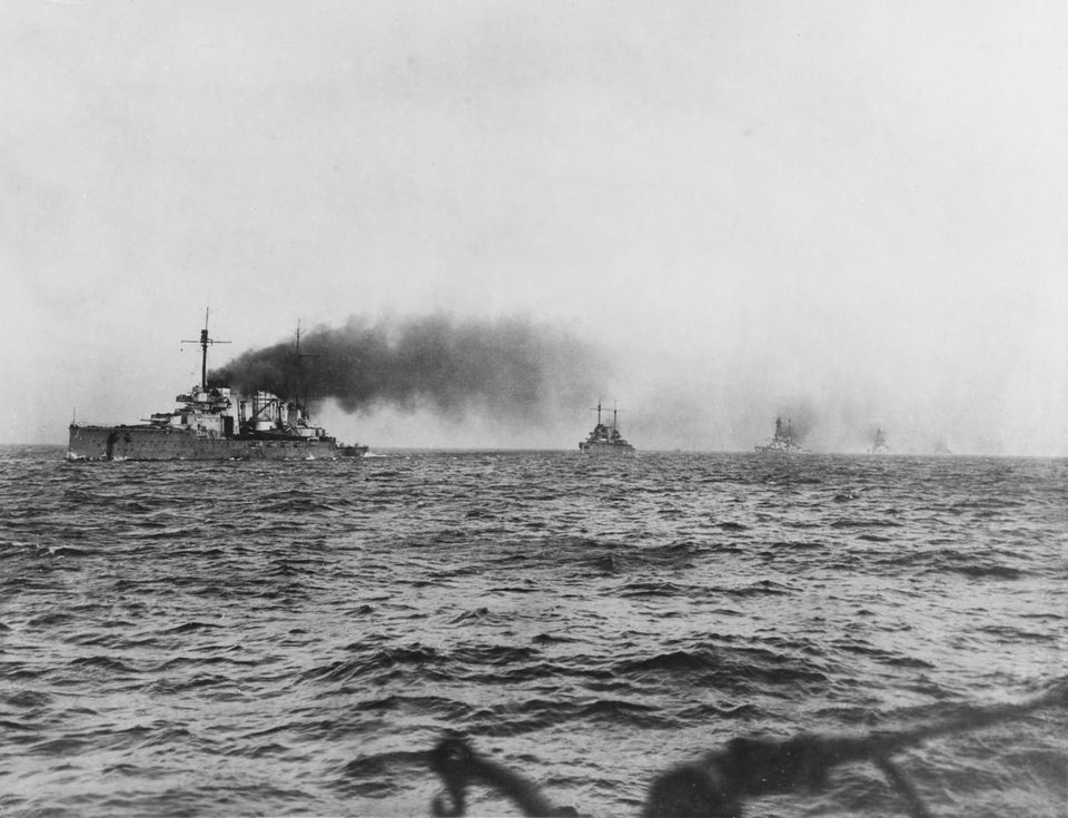 SMS-Seydlitz-SMS-Moltke-SMS-Hindenburg-SMS-Derfflinger-and-SMS-Von-Der-Tann-headed-to-Scapa-Flow.jpg