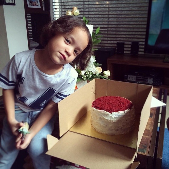 Noah bersama kue buatan BCL