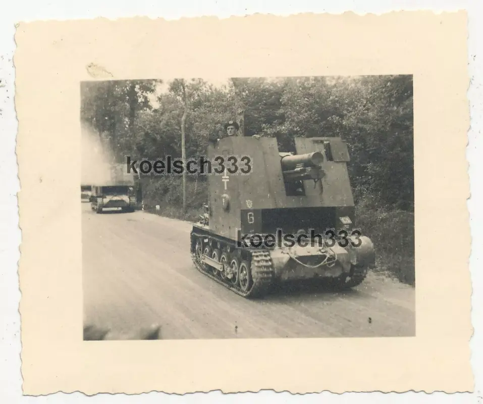 Foto Sturmpanzer Bison der 1. Panzer Div. auf der Straße vor Gray in Frankreich (1)