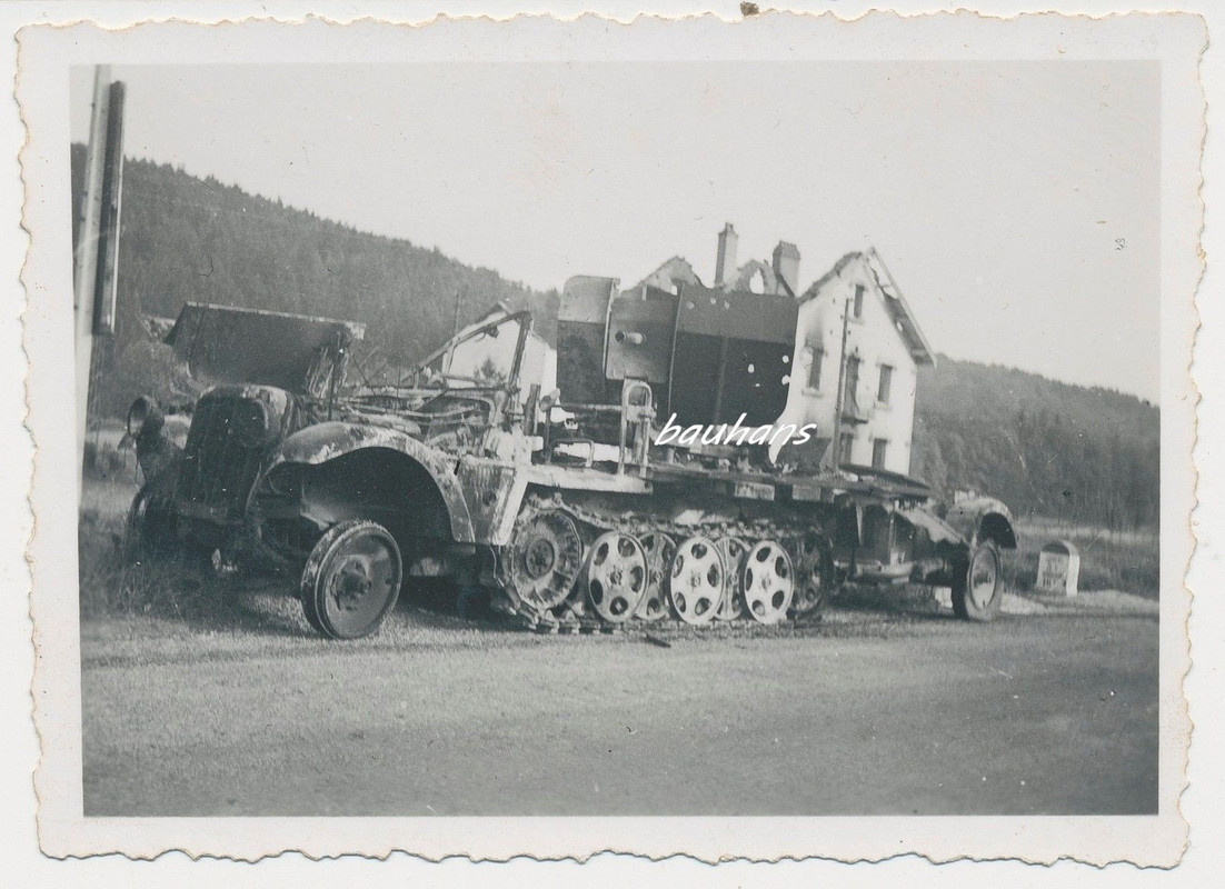 Sd.Kfz mit Geschütz und Anhänger abgeschossenabg