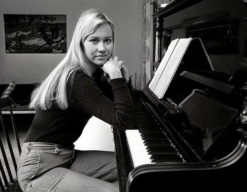 How to play the piano with Agnetha