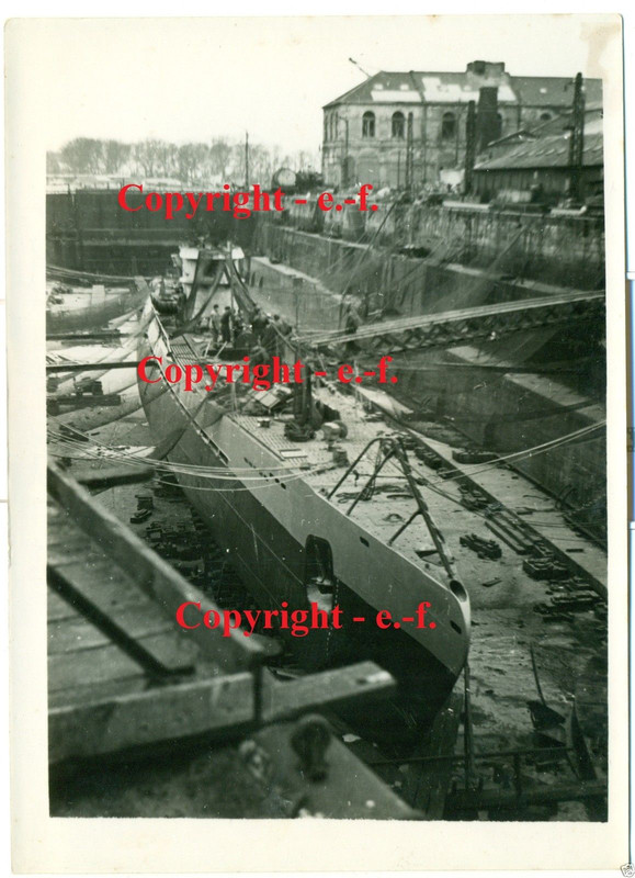 FOTO - LORIENT (BRETAGNE) - U-BOOT im Dock bei R