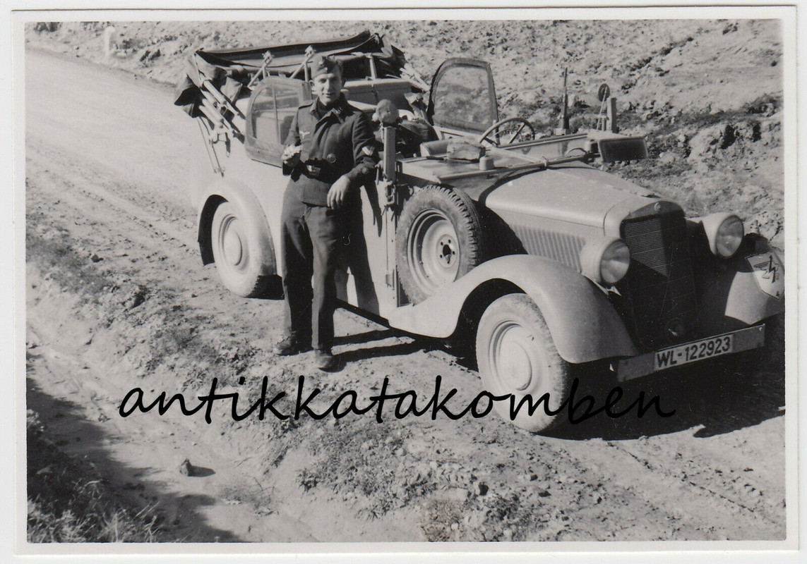 Foto Portrait Luftwaffe Soldat posiert vor Mercedes Benz Kübelwagen Pkw Auto