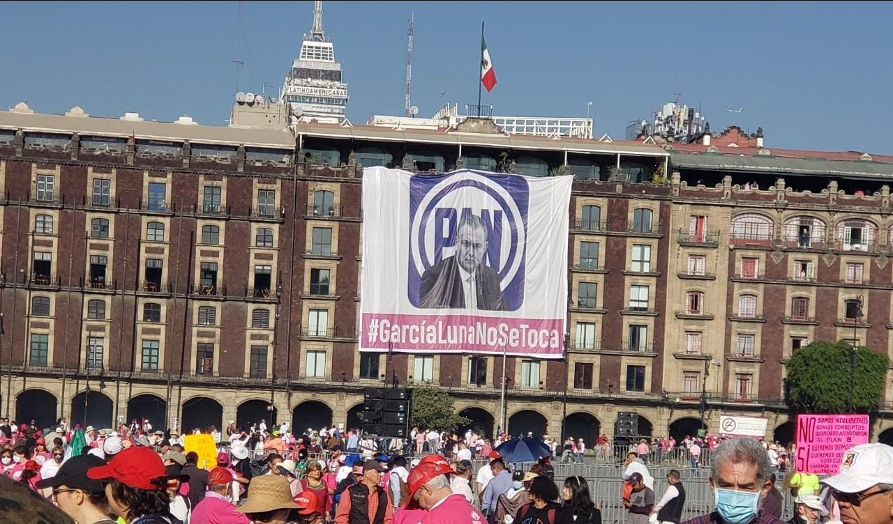 Provocan diputados locales de Morena con mega manta