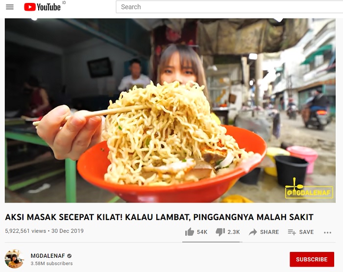 Magda saat mencoba mi pangsit.