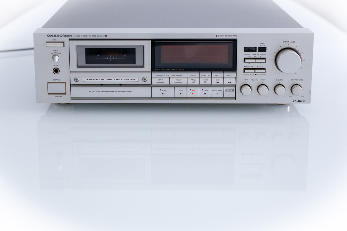 [Bild: Onkyo-Integra-2570-Silber-8-von-14.jpg]