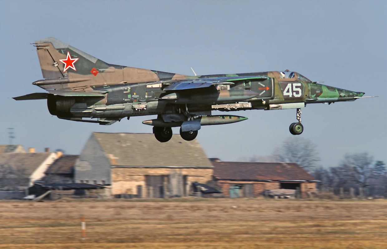 559 APIB Mig-27K 45 Blue_76802630202, Frühling 1993 (2)