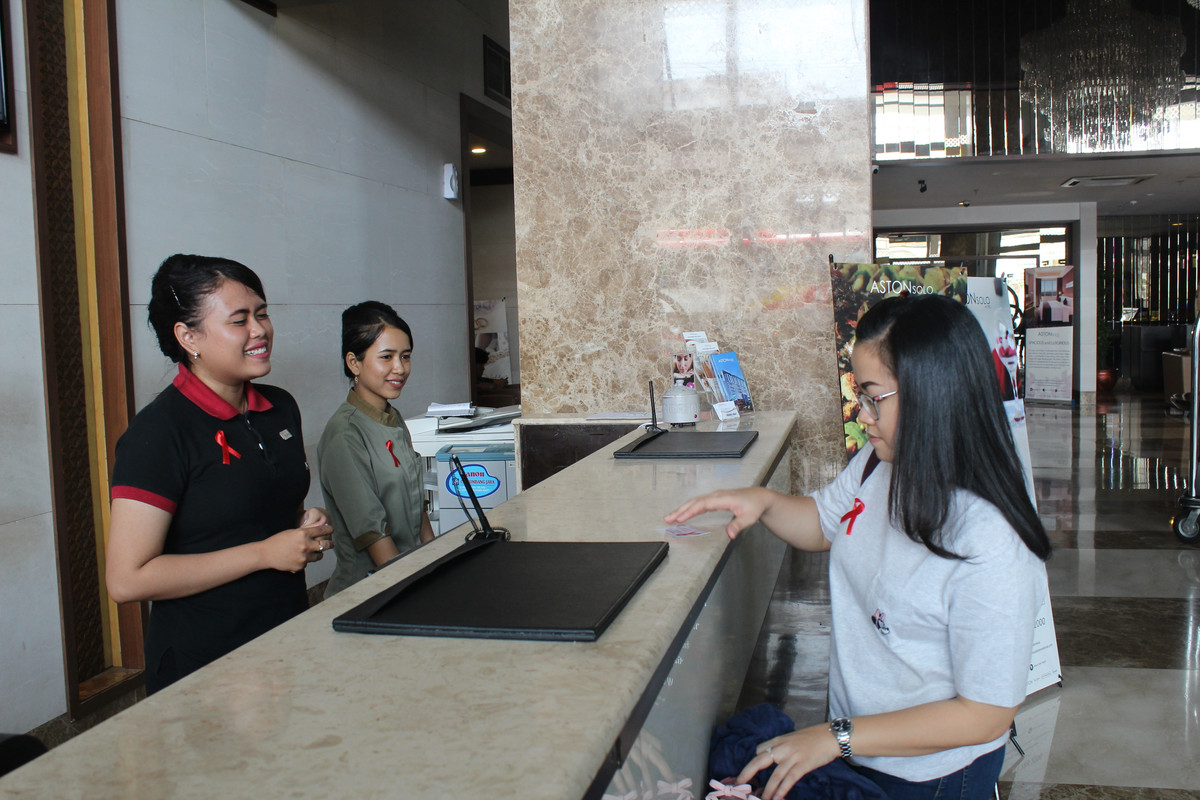 Peringati Hari AIDS, Staff Aston Solo Hotel Pasang Pita Merah dan Bagikan kepada Tamu