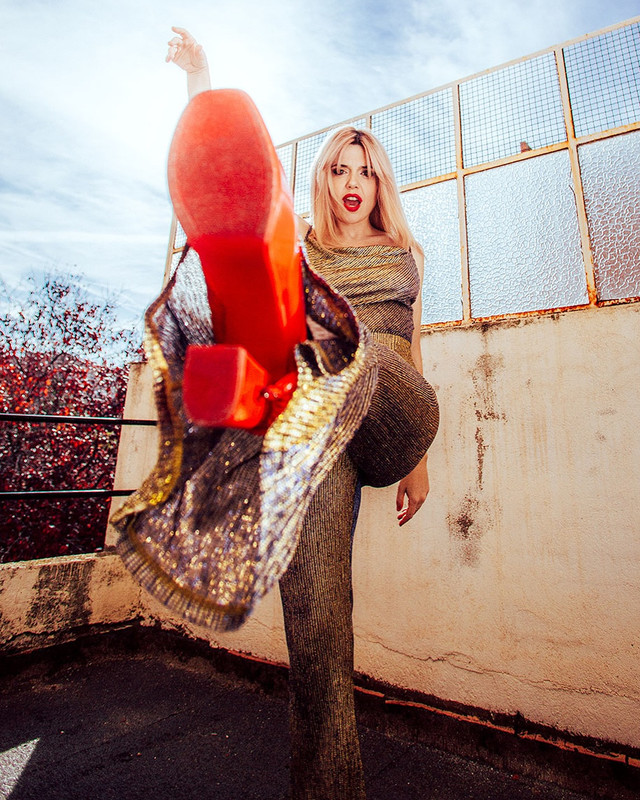 El tema "Flores Salvajes" de Eva Ryjlen es una poderosa canción que explora la lucha interna y la necesidad de liberación emocional El tema "Flores Salvajes" de Eva Ryjlen es una poderosa canción que explora la lucha interna y la necesidad de liberación emocional