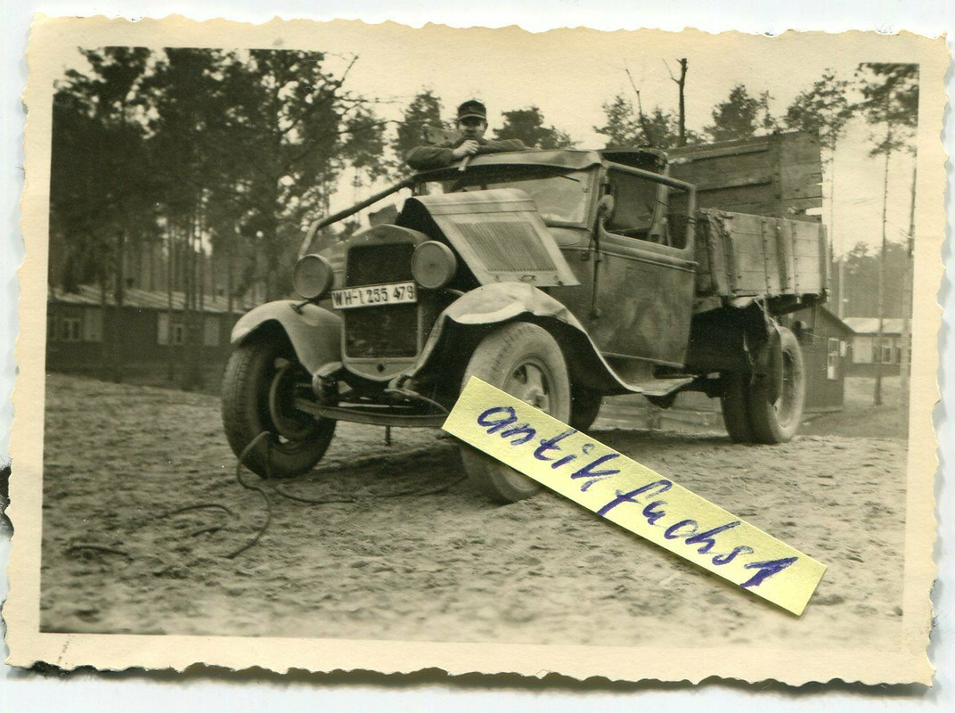 zerschossener WH-Militär-Beute-LKW mit Tarnanstrich beim Rückzug