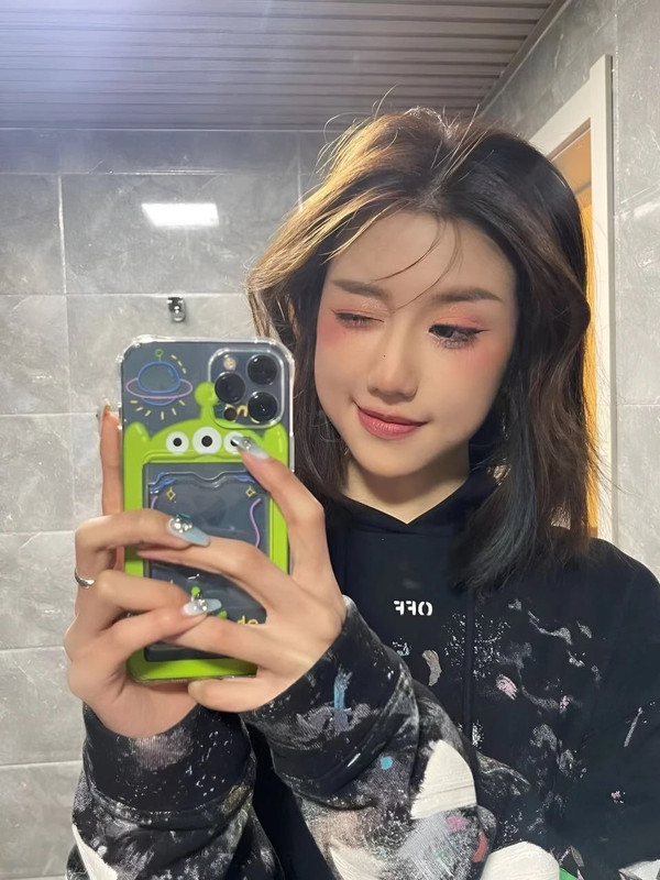 X2重庆大学超高颜值学妹【徐紫茵】平时看着生人勿进的样子，私下和男友视频曝光，竟然如此反差 口爆吞精！ (1)