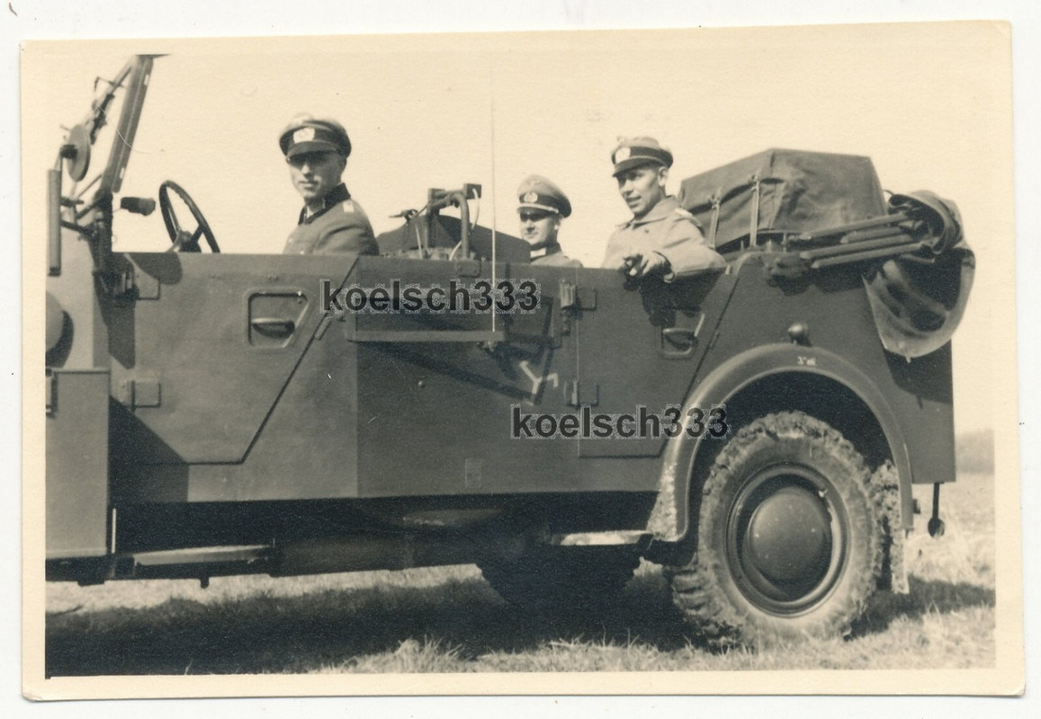 Foto Offiziere der Wehrmacht im Kübelwagen mit Kennung der 16. Infanterie Div..