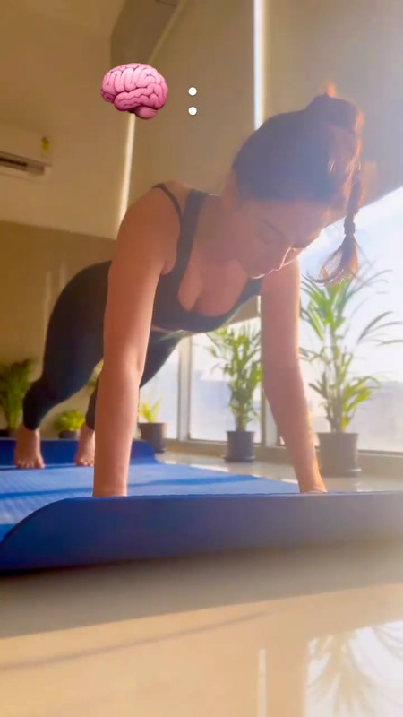 Sandeepa Dhar hot reels 1.00_00_45_20.Still006