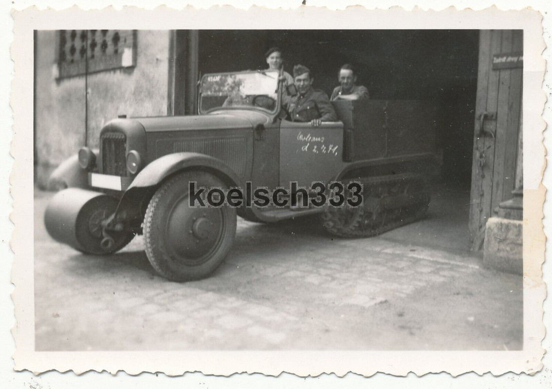 Foto französische Citroen Kegresse P 19 B Beute Panzer Halbkette in Orleans 1941