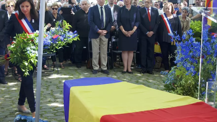 La alcaldesa de París deposita unas flores a los pies del ataúd de Francesc Boix - C. Hernández