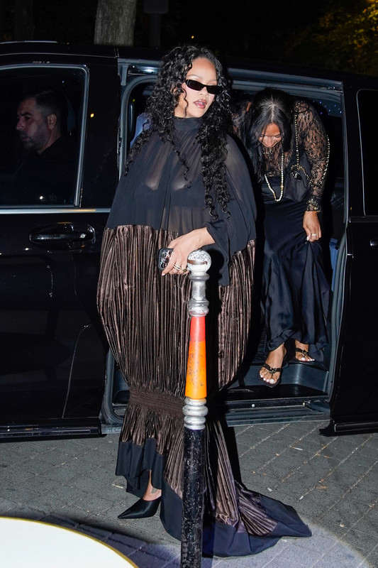 Rihanna Cesar Rest Paris33