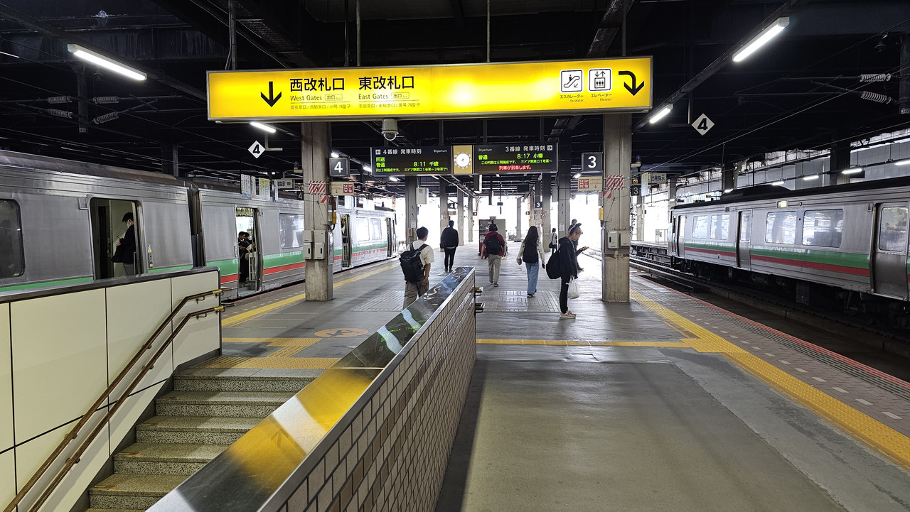 這張原本只是拍攝月台而已，但可以發現左側兩節車廂的門旁都有按鈕