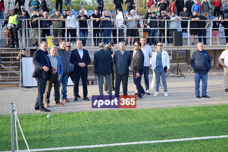 , &Tau;&omicron; &phi;&omega;&tau;&omicron;&rho;&epsilon;&pi;&omicron;&rho;&tau;ά&zeta; &tau;&omicron;&upsilon; &tau;&epsilon;&lambda;&iota;&kappa;&omicron;ύ &Epsilon;&rho;ά&nu;&eta;-&Pi;&alpha;&nu;&theta;&omicron;&upsilon;&rho;&iota;&alpha;&kappa;ό&sigmaf; (&phi;&omega;&tau;&omicron;)