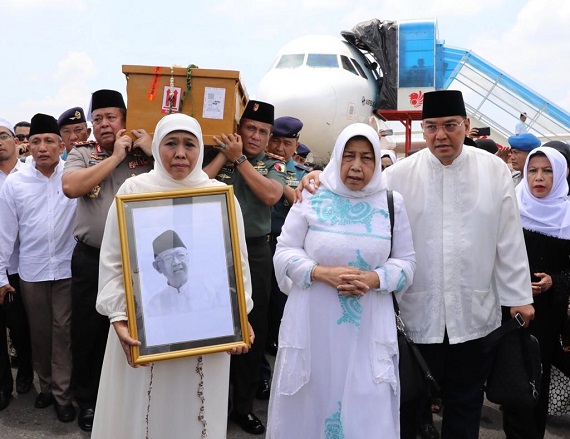Gubernur Khofifah Bersama Forkopimda Jatim Sambut Kedatangan Jenazah Gus Sholah