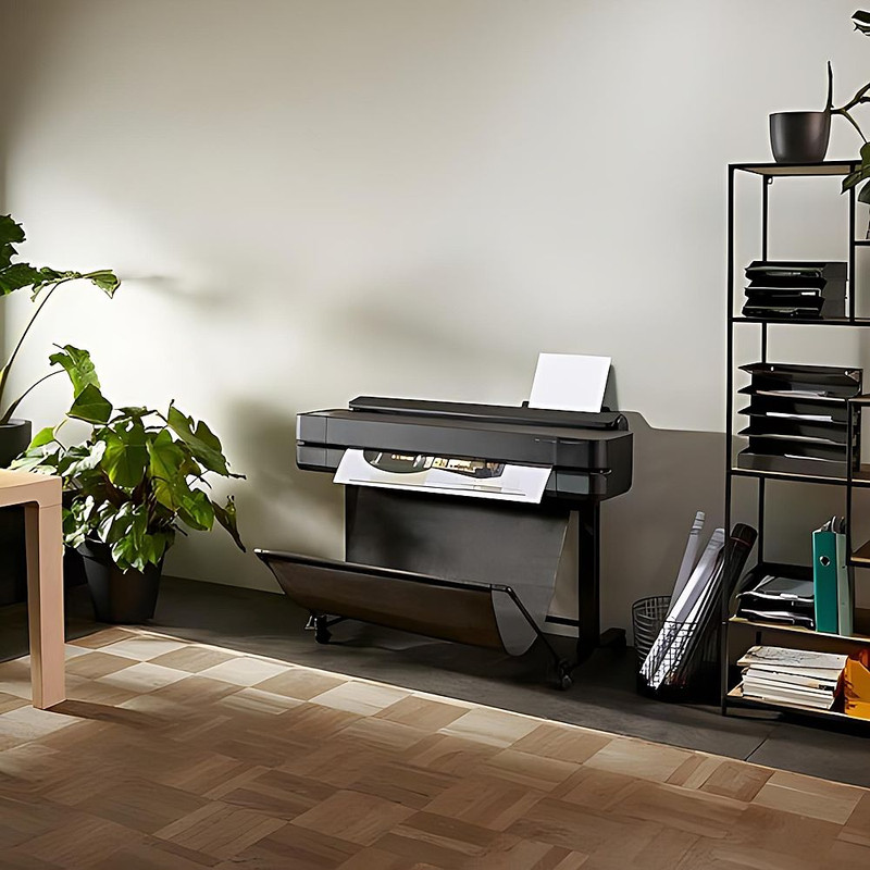 Plotter HP T650 em um escritório, destacando seu design compacto