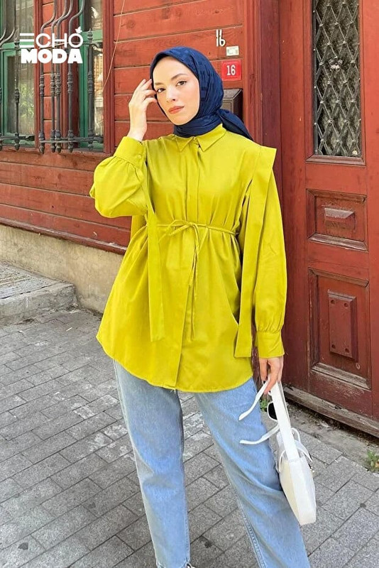 بلوزة صيفي مفتوحة من الأمام بتفصيل أنيق يمكن تنسيقها مع بنطال واسع. بلوزة صيفي مفتوحة من الأمام بتفصيل أنيق يمكن تنسيقها مع بنطال واسع.