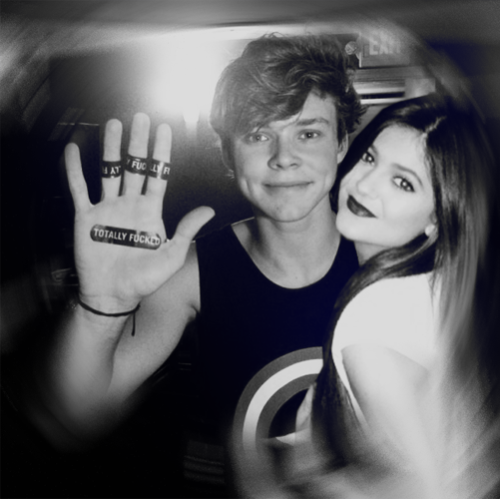    Ashton Irwin med kul, Single  