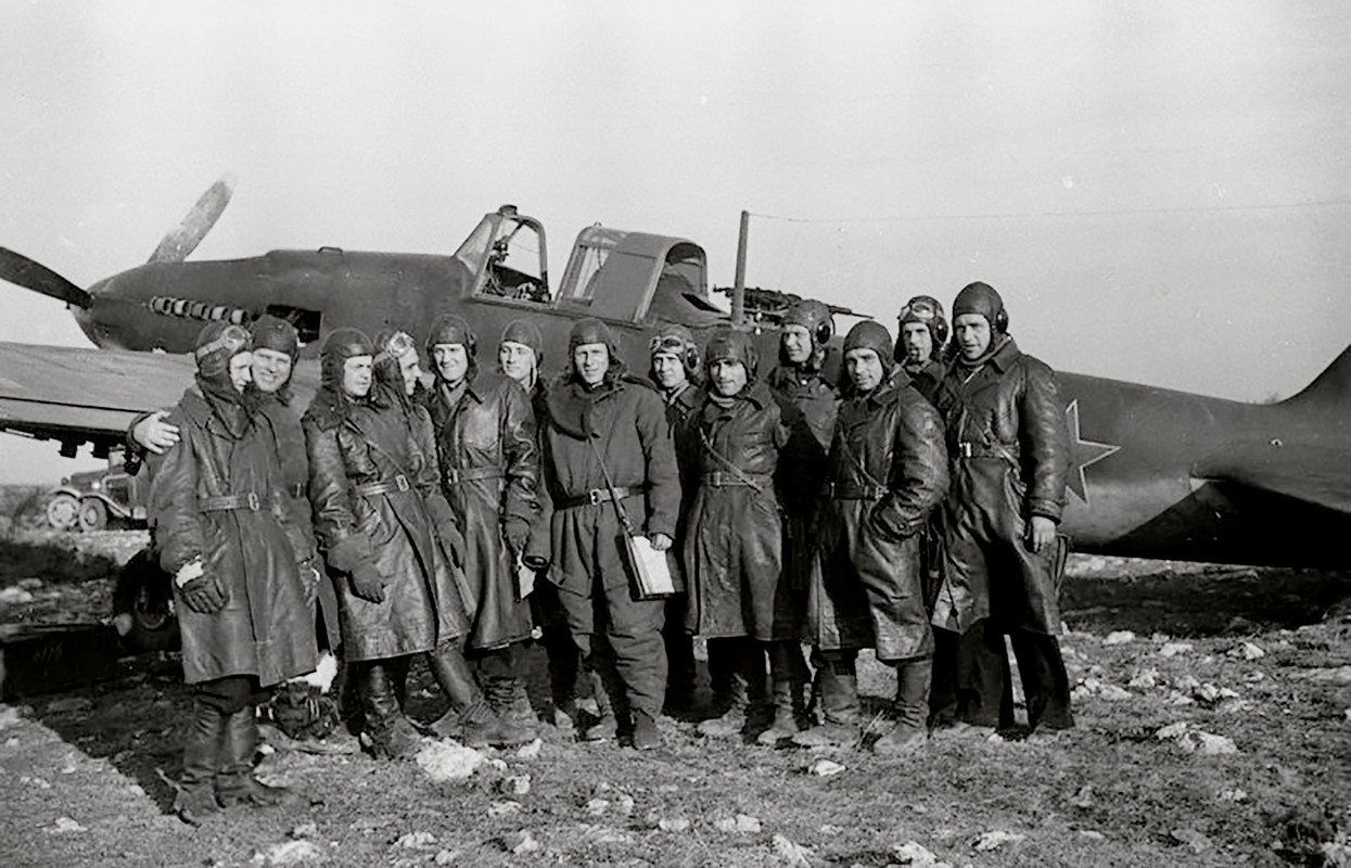 Ilyushin-Il-2-Sturmovik-18GvShAP-group-photo-ofpilots-and-crews-Caucasian-front-Dec-1941-01