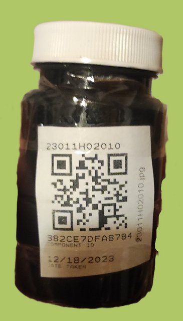 Poprawnie oznaczona próbka oleju z naklejoną etykietą zawierającą kod QR