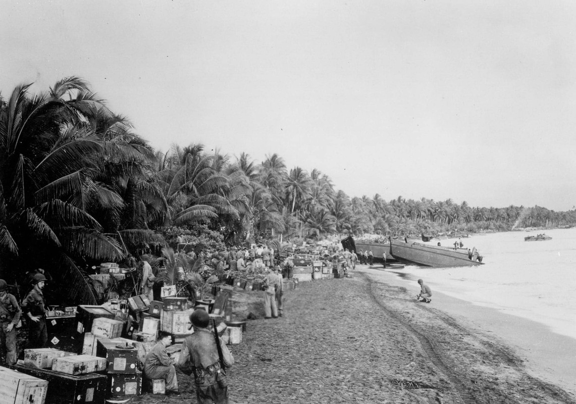 Photos avant-apres WWII - Page 28 Guadalcanal-1942