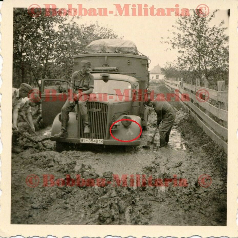 Rußland Opel Blitz Funk LKW Koffer Vormarsch Schlamm Wappen Emblem WL-354818