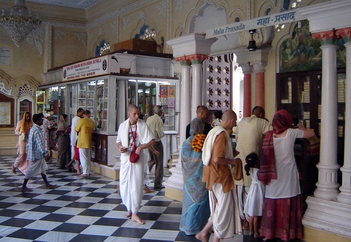 Ilustrasi wisatawan yang mengunjungi kuil di Vrindavan. Ada lebih dari 5000 kuil di Vrindavan, baik tua maupun modern.