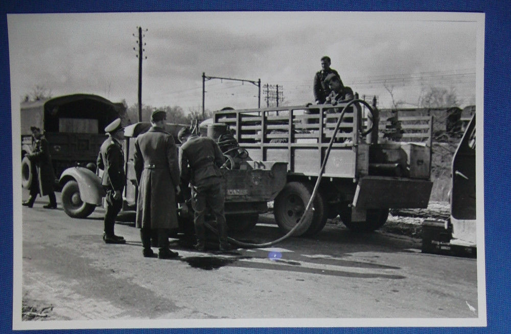 Deutsche Soldat in Paris. Soldat allemand à Pari