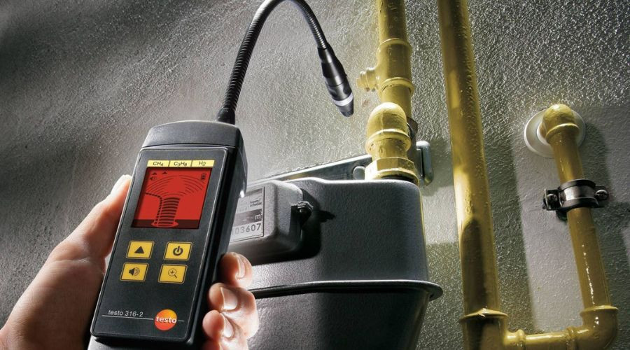 Experienced gas line technician installing new pipes in Albuquerque