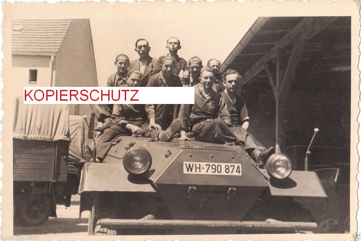 Soldaten mit Halbkette Hanomag in Werkstatt Löwe