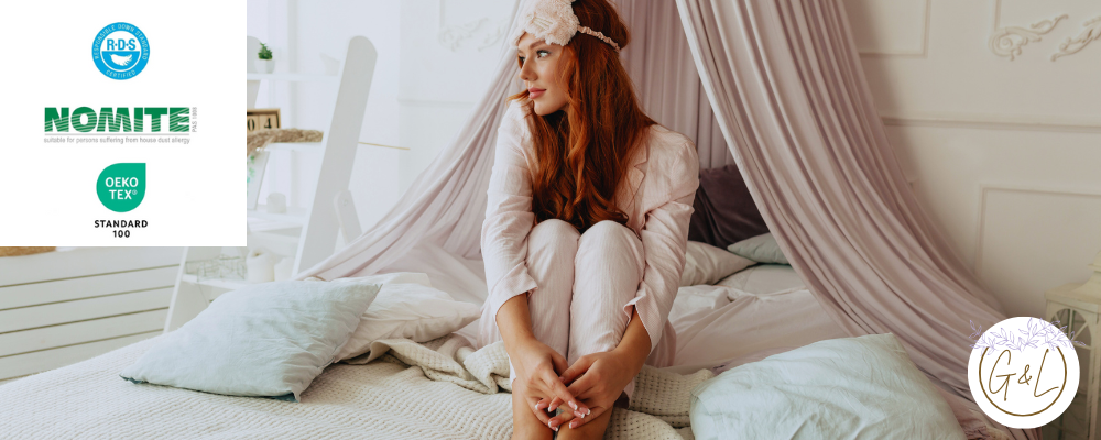 Ekspozycja kołdry na fotelu z psem i kwiatem