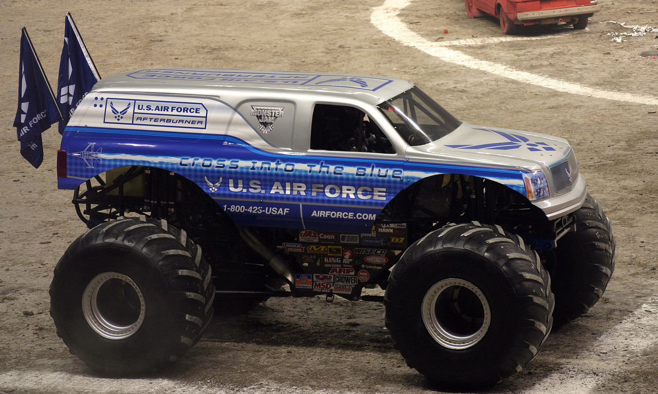 Air_Force_Afterburner_at_Alamodome_in_San_Antonio_(090110-F-1342E-105)