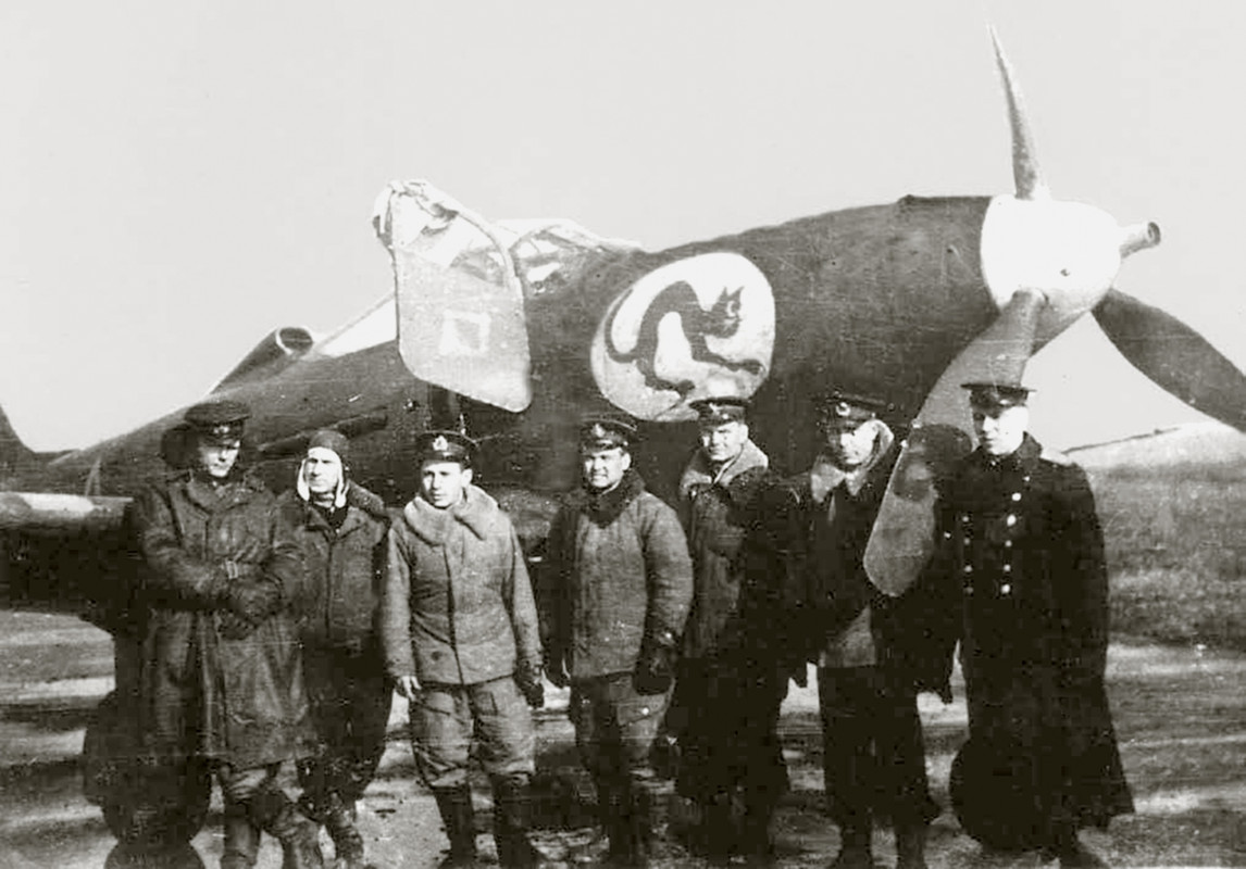 Bell-P-39-Airacobra-1MTAD-Black-Sea-Fleet-flown-by-VA-Pashutov-at-a-Soviet-airfield-Russia-1944-01
