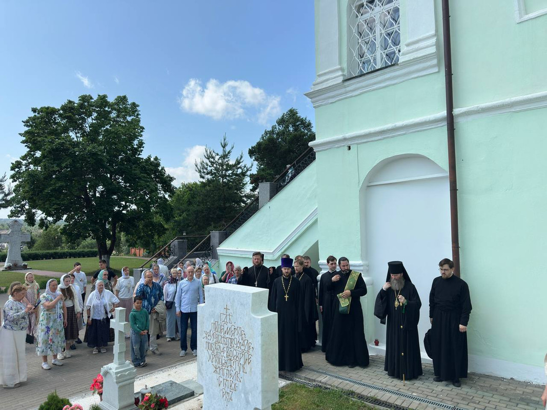 photo-5348229122956064285-y