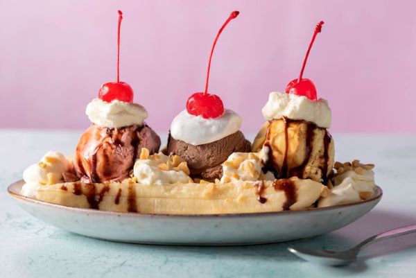 pripremljen banana split 