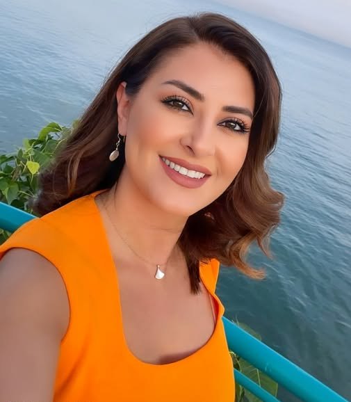 سلمى الجمل مذيعة قناة الجزيرة