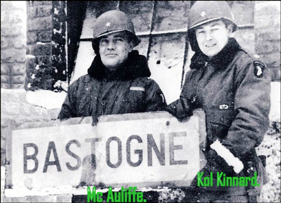 El general de brigada Anthony McAuliffe y el teniente coronel Harry Kinnard en Bastogne después de la batalla