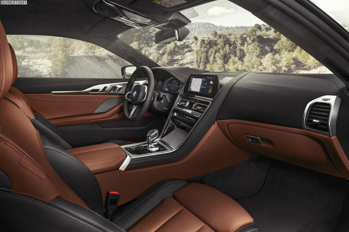 2019-BMW-8er-G15-Interieur-M850i-Cockpit-07