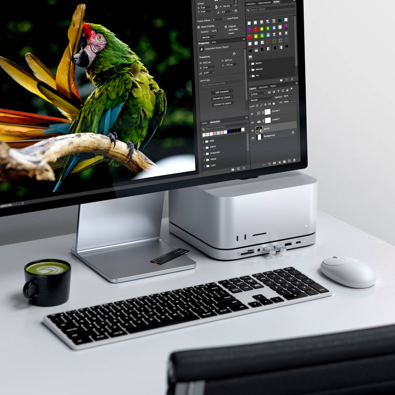 Soporte y Hub Satechi con un Mac Mini encima, perfectamente integrado en un escritorio.