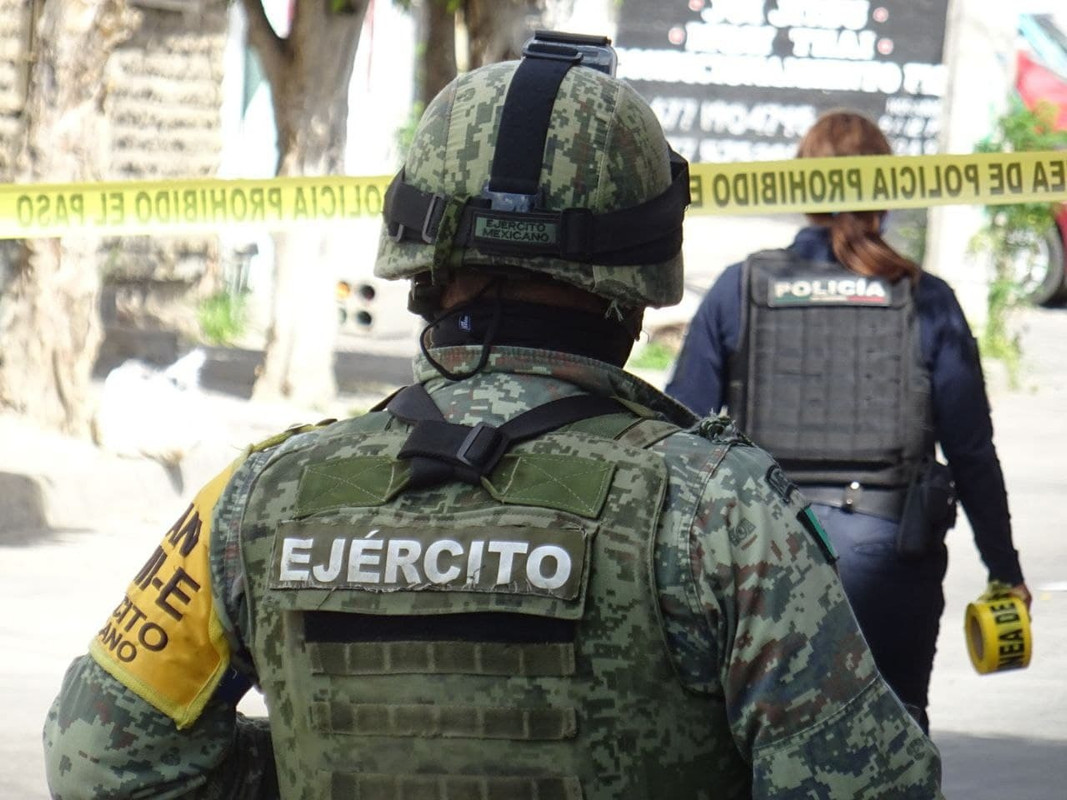 Presunto convoy del Cártel de Sinaloa escapó del Ejército, dejan armas de guerra
