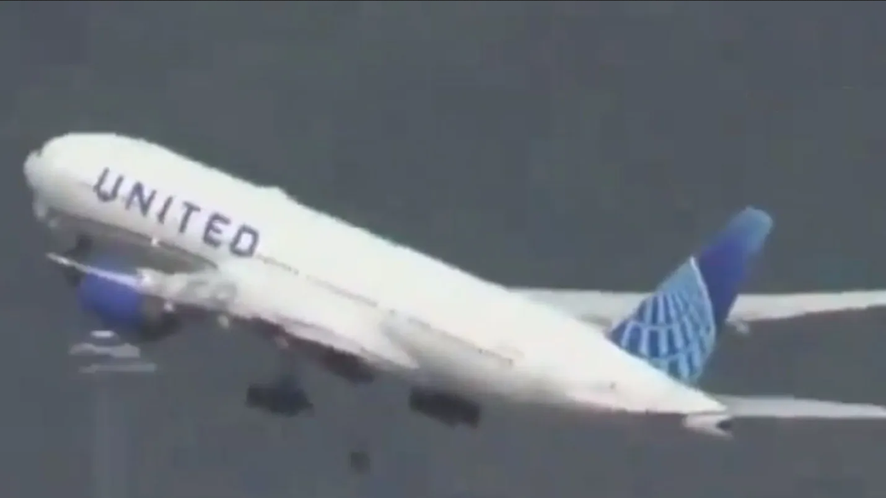 Video impactante: Rueda de avión de United Airlines se desprende durante el despegue