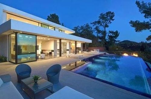 Eugenio Derbez compra mansión en California, valorada en 14 millones de dólares