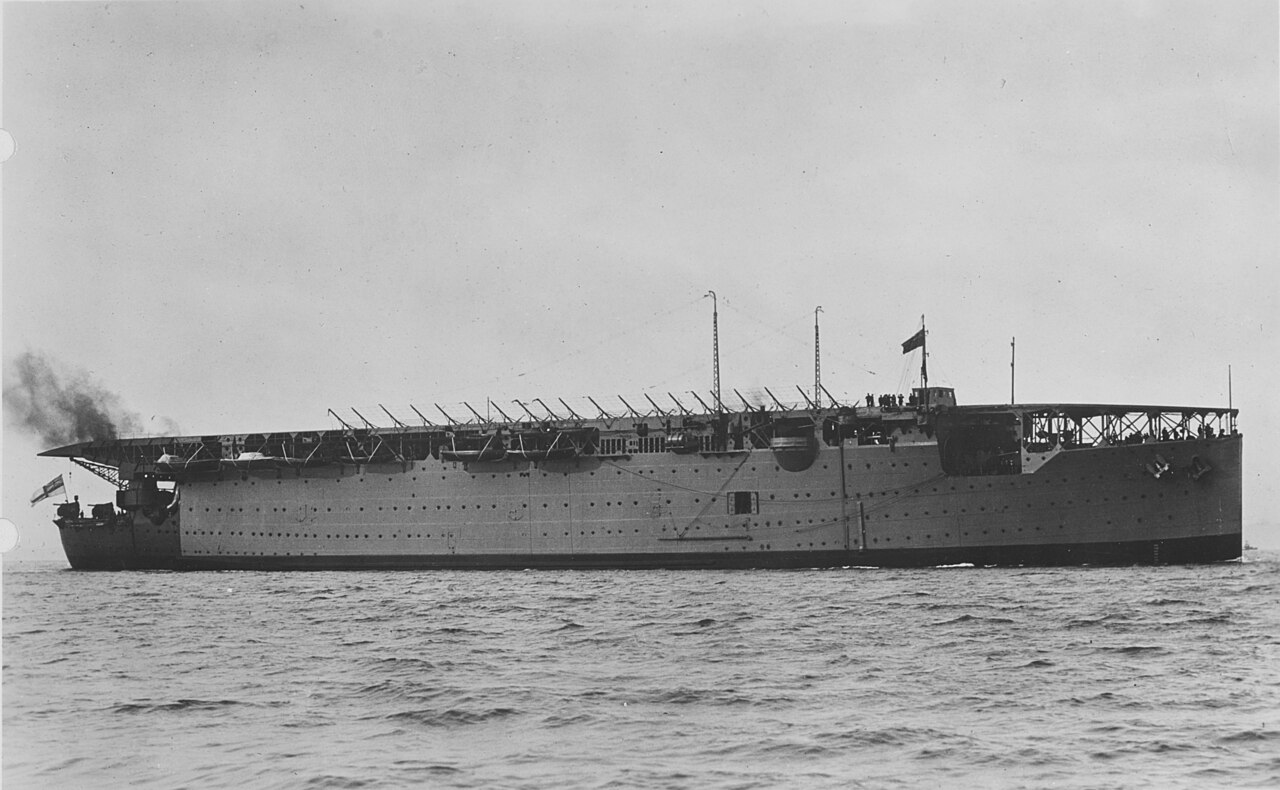 Aircraft_carrier_HMS_Argus_in_the_later_1920s