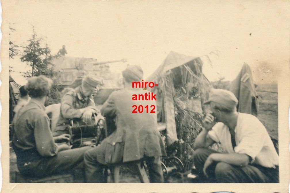 Foto, Wehrmacht, Soldaten mächtig beeindruckt, T