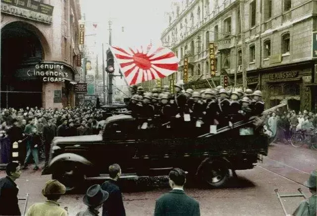 Photos truquees sur le net  (2012) - Page 14 Des-marines-japonais-montent-bord-d-un-Opel-allemand-Shanghai-en-1937