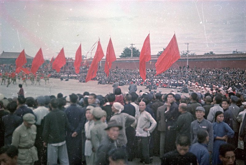 Провозглашение Китайской Народной Республики 1 октября 1949 г. снимке, Владиславович, Владислав, Микоша, серой, куртке, СНИМКОВ, МНОГОМНОГО, КАТОМ, фотокинооператор, советский, случаю, октября, Тяньаньмэ́нь, площади, провозглашение, Китайской, автор, республики, Народной